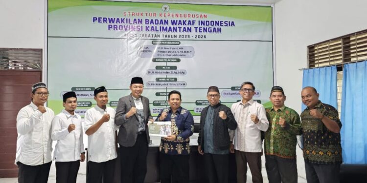 Yayasan Mutiara Tarbiyah, Heru Hidayat melakukan sesi foto bersama