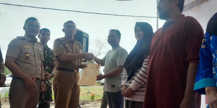 Pj Wali Kota Palangka Raya Serahkan Sertifikat Redistribusi Tanah kepada warga