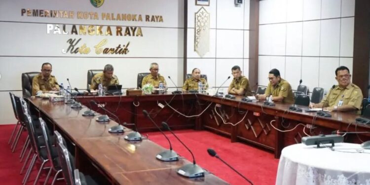 Penjabat (Pj) Wali Kota Palangka Raya, Akhmad Husain, mengikuti Rapat Koordinasi Tim Pengendalian Inflasi Daerah (TPID) secara virtual