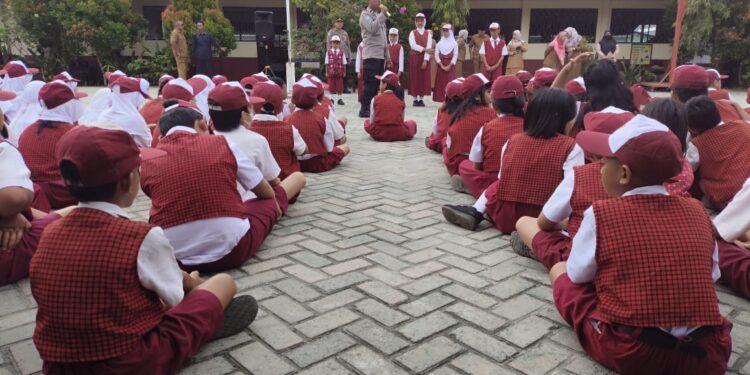 Anak didik saat sedang duduk mendengarkan program Polisi Sahabat Anak (Polsanak) yang digagas oleh Polri.