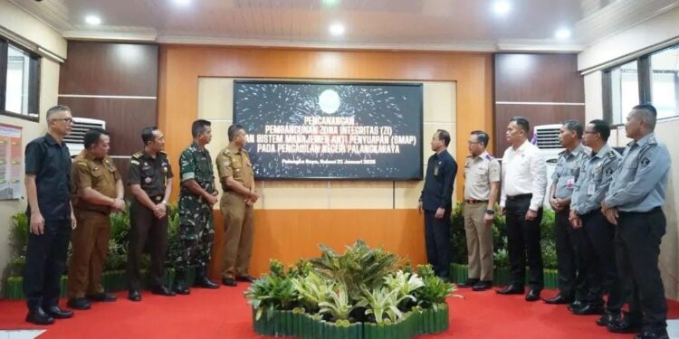Pj Wali Kota Palangka Raya, Akhmad Husain, menghadiri penandatanganan pencanangan Pembangunan Zona Integritas (ZI) dan Sistem Manajemen Anti Penyuapan (SMAP)