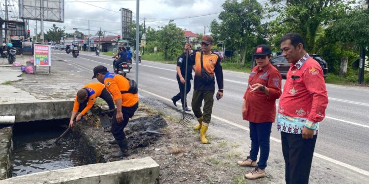 Tim gabungan  dari Dinas Pemadam Kebakaran dan Penyelamatan (DPKP), BPBD, Dinas Perhubungan, Satpol PP, serta Kecamatan Pahandut, menggelar aksi bersih-bersih drainase. (Foto: Istimewa)