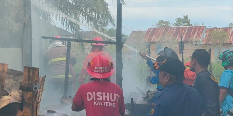 Tim Damkar berjibaku memadamkan api berkobar disalah satu rumah