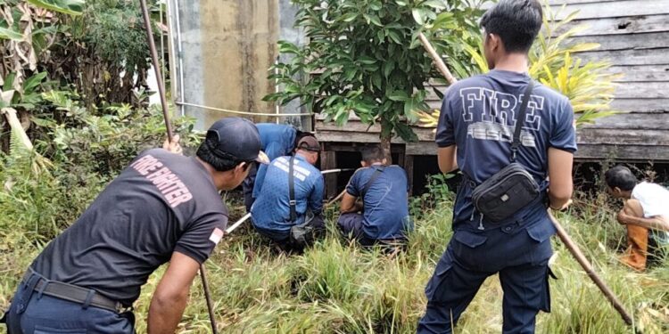 Tim Rescue 112 Evakuasi Ular di Permukiman Warga.
