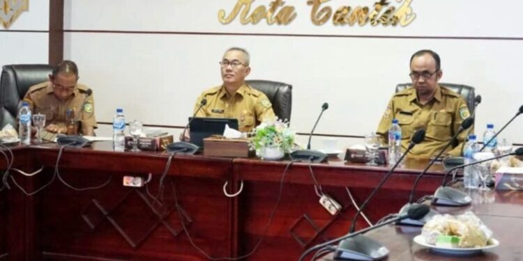 Pj Sekda Arbert Tombak mengikuti Rapat Koordinasi (Rakor) Pengendalian Inflasi Tahun 2025 yang digelar secara virtual.