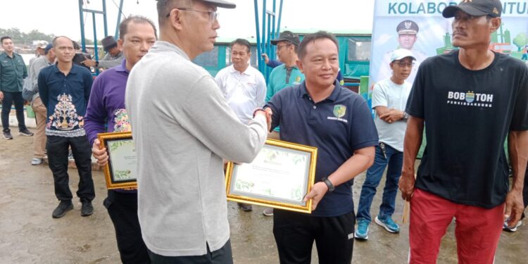 Pj Wali Kota Palangka Raya, Akhmad Husain menyerahkan piagam penghargaan Proklim Utama dan Proklim Madya Tahun 2024.