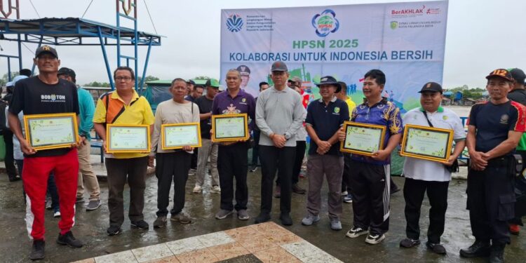 Pj Wali Kota Palangka Raya, Akhmad Husain melakukan sesi foto bersama warga