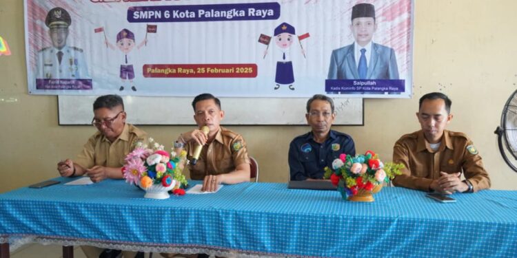 Kepala Diskominfo Palangka Raya, Saipullah, memwberi literasi digital kepada siswa SMPN 6 Palangka Raya.