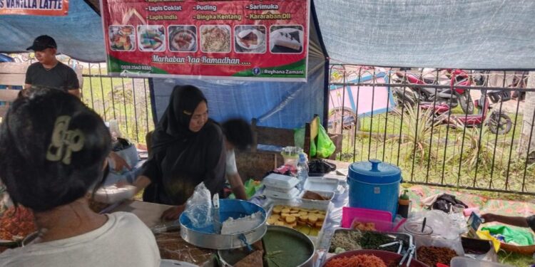 Aktivitas di Pasar Ramadan jelang berbuka puasa.