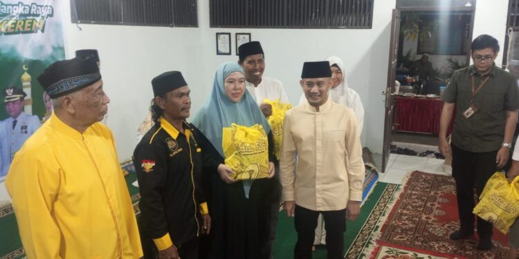 Wali Kota Palangka Raya, Fairid Naparin saat menghadiri acara buka puasa bersama di Kelurahan Panarung.