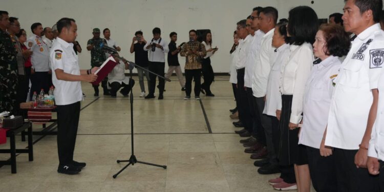 Wali Kota Palangka Raya, Fairid Naparin saat mengukuhkan FPRB di BPBD Palangka Raya.