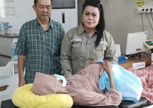 Lurah Langkai, Sri Wanti saat menjenguk Iswanti Penderita Kista di RSUD Doris Sylvanus.