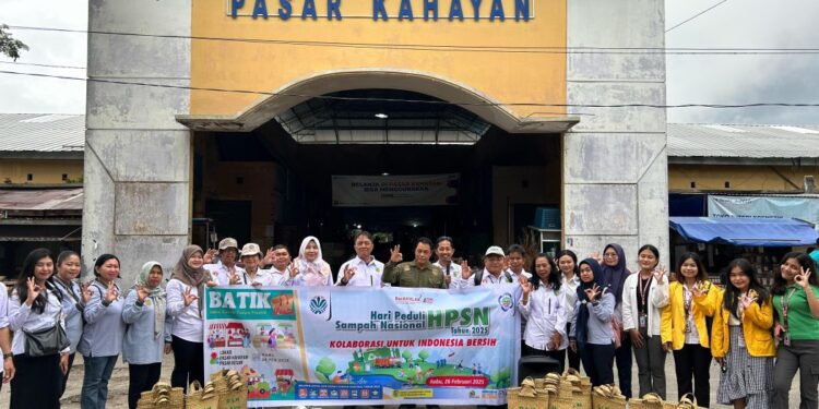 DLH Palangka Raya membagikan 500 Baku Purun kepada pembeli di Pasar Kahayan.