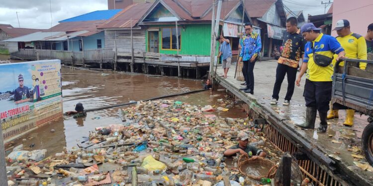 Tim DLH saat membersihkan tumpukan sampah di kawasan puntun (foto: Ist)