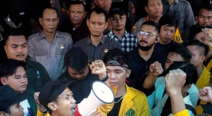 Ketua DPRD Kalteng Arton S Dohong dan Wakil Ketua Muhammad Ansyari menerima mahasiswa yang melakukan aksi di kantor wakil rakyat tersebut