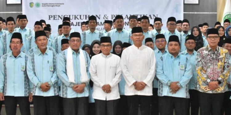 Pj Wali Kota, Bersama Ketua MUI terpilih dan jajaran saat foto bersama.
