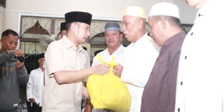 Wali Kota Palangka Raya, Fairid Naparin saat memberikan bantuan kepada korban banjir di Mendawai.
