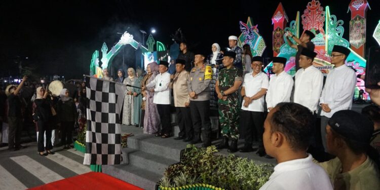 Ribuan warga tumpah ruah memadati kawasan Bundaran Besar Palangka Raya.