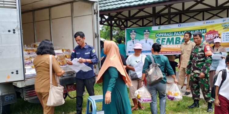 Warga Antusias saat ada gelaran paket sembako murah.
