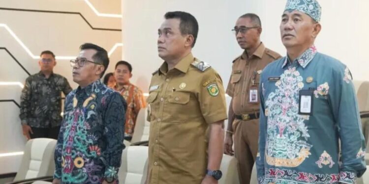 Wakil Wali Kota Palangka Raya, Achmad Zaini, didampingi Tim Pengendali Inflasi Daerah (TPID), mengikuti Rapat Koordinasi (Rakor) Pengendalian Inflasi secara daring.