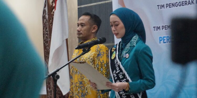Ketua TP PKK Palangka Raya, Avina Fairid Naparin Melantik Ketua Pembina Posyandu Tingkat Kecamatan.