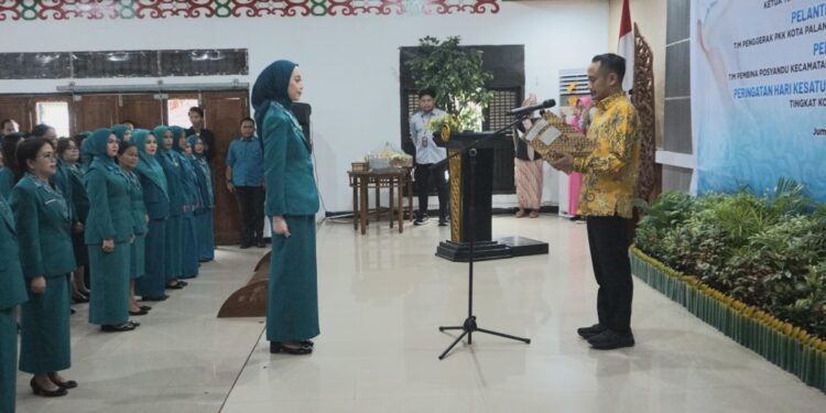 Wali Kota Palangka Raya, Fairid Naparin mengukuhkan Avina Fairid Naparin sebagai Ketua TP PKK Kota Palangka Raya.