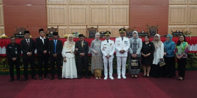 Wali Kota Palangka Raya, Fairid Naparin, bersama Wakil Wali Kota Achmad Zaini, saat menghadiri Rapat Paripurna ke-4 DPRD Kota Palangka Raya.