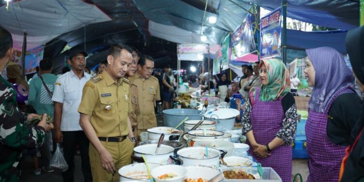 Wali Kota Palangka Raya, Fairid Naparin saat meninjau Pasar Ramadan.