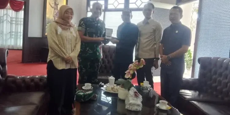 Ketua DPRD Kalteng, Arton S Dohong, saat menerima kunjungan silaturahmi sekaligus perkenalan Komandan Korem 102/Pjg, Brigjen TNI Wimoko. Foto Ist