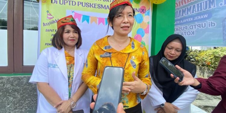 Kepala Puskesmas Bukit Hindu, Hellyana (tengah)