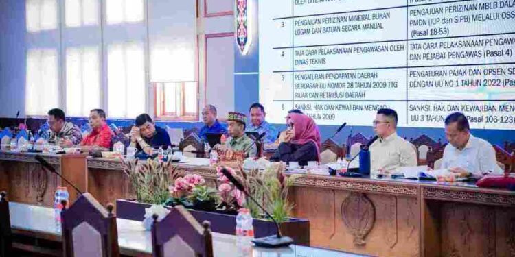 Rapat Panitia Khusus (Pansus) membahas Rancangan Peraturan Daerah (Raperda) Pengelolaan Pertambangan Mineral Bukan Logam, Jenis Tertentu dan Batuan, di Ruang Rapat Gabungan DPRD Kalimantan Tengah, Jumat (11/4/2025).