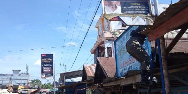 Bapenda dan Satpol PP menertibkan Reklame Liar di Tamiyang Layang. (Foto: Istimewa).