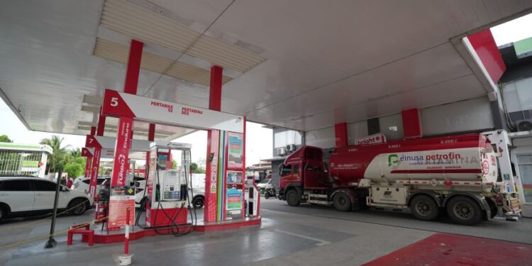 Salah satu tangki mobil BBM yang akan mengisi di SPBU (foto: Pertamina)