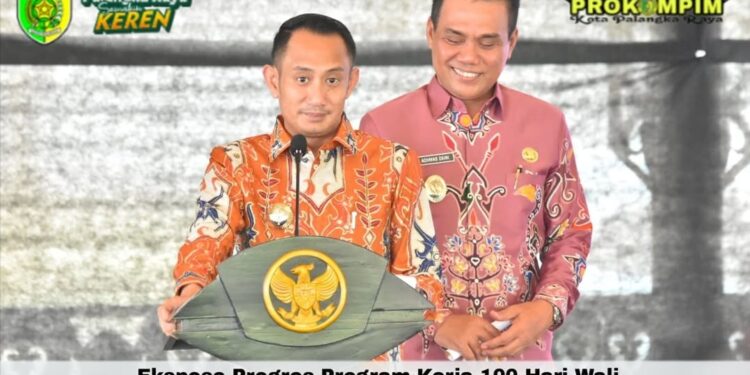 Wali Kota Palangka Raya, Fairid Naparin bersama Wakil Wali Kota Palangka Raya, Achmad Zaini saat memaparkan program 100 Hari Kerja.