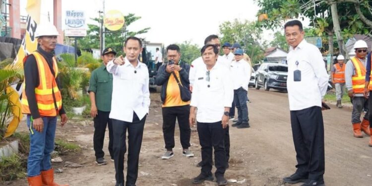 Wali Kota Palangka Raya, Fairid Naparin saat meninjau jalan dan drainase di Palangka Raya.