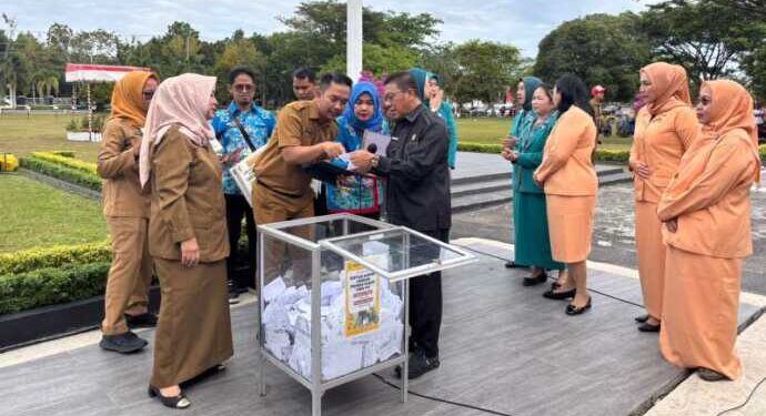 Ketua DPRD Kota Palangka Raya, Subandi saat menarik undian PBB di Halaman Kantor Wali Kota Palangka Raya, Senin lalu (2/6/2025). (Foto : IST)
