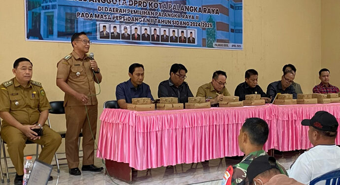 Anggota Dapil II DPRD Kota Palangka Raya beserta Camat dan Lurah Palangka saat menyerap aspirasi masyarakat di Aula Kelurahan Palangka.