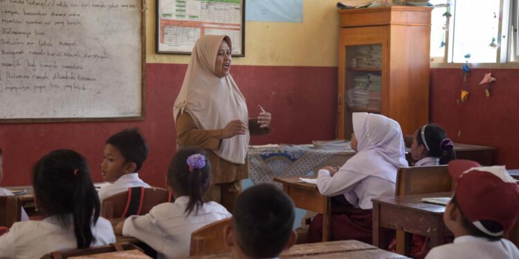 Suasana Guru saat mengajar para siswa di ruangan kelas (Foto: Istimewa)