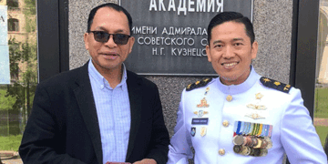 Rm Baltasar Lukem SVD, misionaris Indonesia yang berkarya di St. Petersburg, Rusia berfoto bersama dengan Mayor Laut (P) Firman Cahyadi CTMP SBEI Shub Intel, setelah inaugurasi kelulusan.