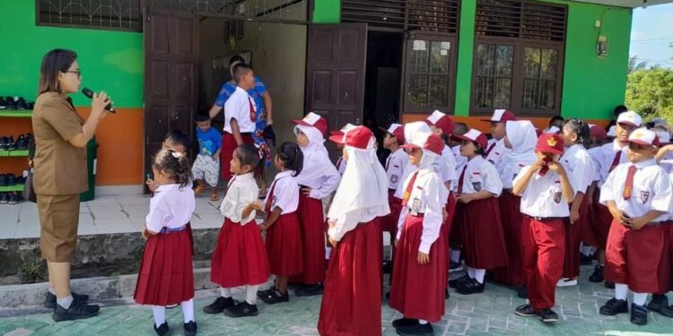 Siswa SD saat akan memasuki ruang kelas masing-masing. (foto: Istimewa)