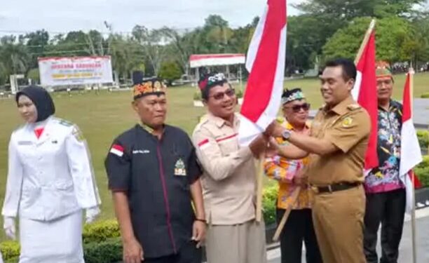 Penyerahan bendera dari Wali Kota dan Wakil Wali Kota kepada perwakilan organisasi masyarakat (ormas), organisasi kepemudaan (OKP), tokoh masyarakat, dan unsur lainnya