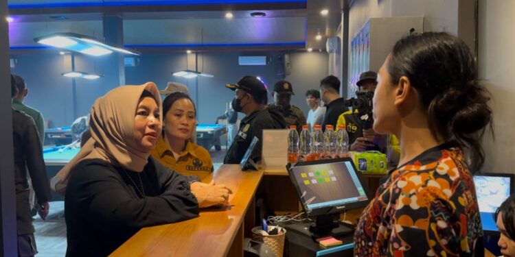 Kepala BPPRD Kota Palangka Raya, Emi Abriyani, bersama tim gabungan saat gelar razia malam.