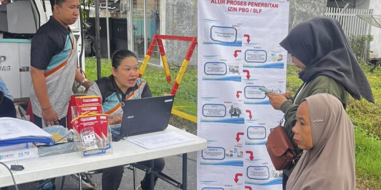 Pegawai Dinas PMPTSP Kapuas saat memberikan pelayanan kepada masyarakat.