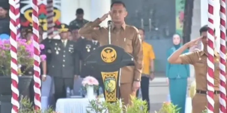 Wali Kota Palangka Raya, saat memimpin upacara peringatan Hari Lahir Pancasila ke-80 di halaman Kantor Wali Kota Palangka Raya, Senin (2/6/2025).