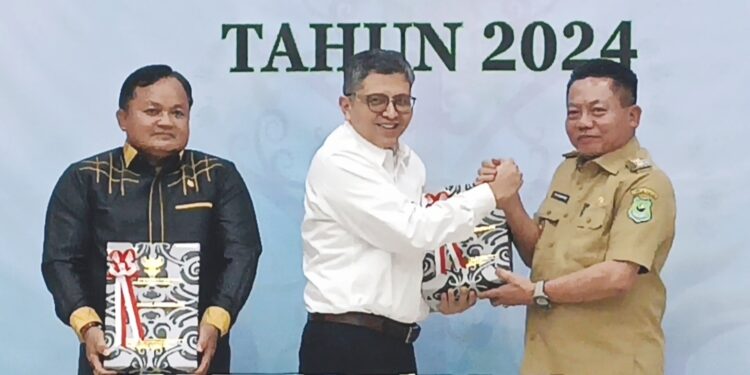 Bupati Kapuas H M Wiyatno menerima LHP Keuangan Pemkab Kapuas tahun 2024 dari Kepala BPK RI Perwakilan Kalteng Dodik Achmad Akbar.