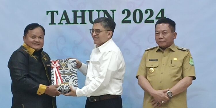 Ketua DPRD Kapuas Ardiansah menerima LHP keuangan Pemda Kapua tahun 2024 dari Kepala BPK RI Perwakilam Kalteng Dodik Achmad Akbar.