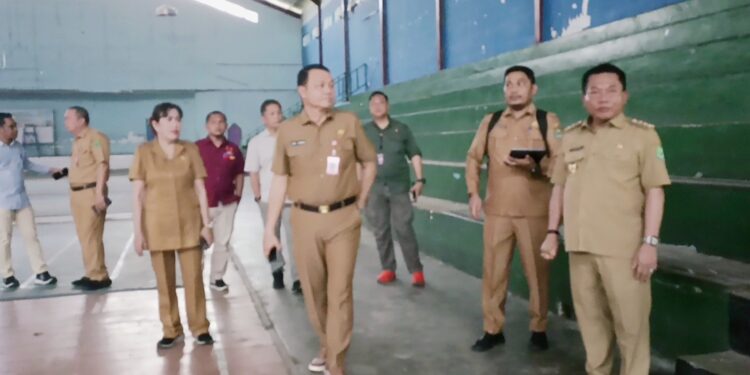 Bupati Kapuas H M Wiyatno didampingi Pj Sekda Kapuas Usis I Sangkai meninjau GOR Panunjung Tarung.