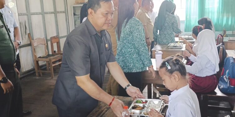 Wakil Ketua I DPRD Kapuas, Yohanes meninjau pelaksanaan program Makan Bergizi Gratis (MBG).