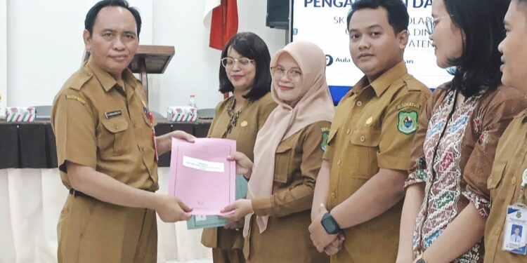 Kepala Dinas Pendidikan Kapuas, H Suwarno Muriyat menyerahkan Surat Keputusan (SK) kepala sekolah.