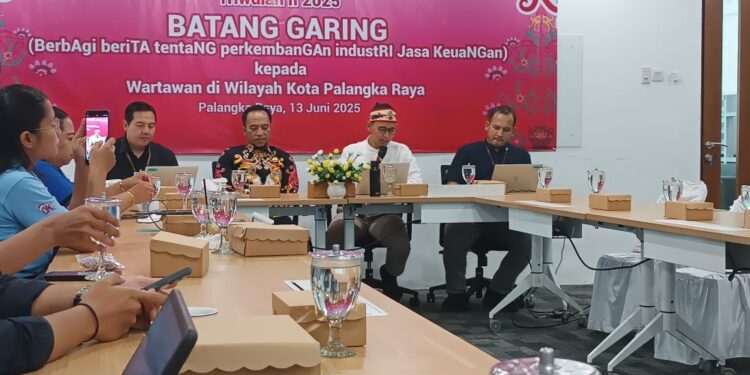 Kepala OJK Kalteng, Primandanu Febriyan Aziz (baju putih) saat memberi keterangan Pada Media Update di Aula Hapakat OJK Kalteng.